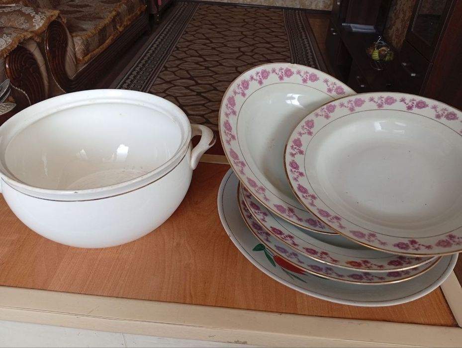 Посуда, в разнобой. Стаканы тарелки.