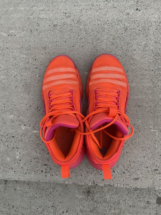 Vând pereche de Adidas Trae Young Unlimited