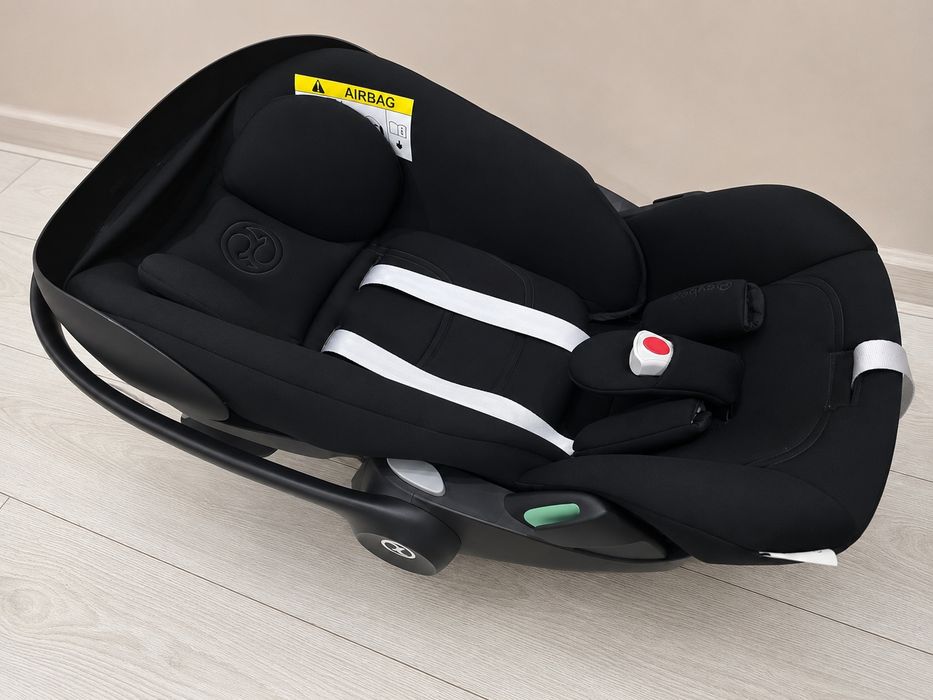 Стол за кола Cybex Cloud G i-Size Plus, черен, с адаптери