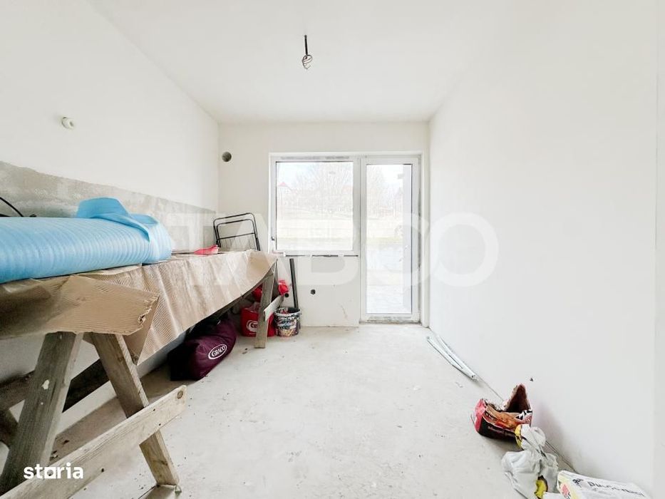 Casa cuplata semifinisata de vanzare in Dambul Rotund cu garaj