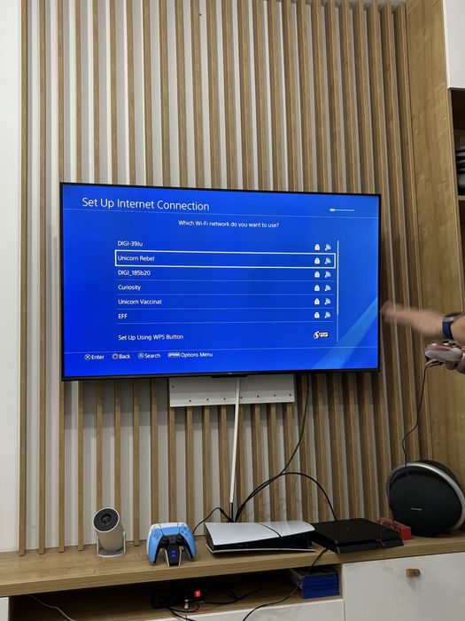 PS4 slim  1 TB, 2 controllere cu statia de incarcare