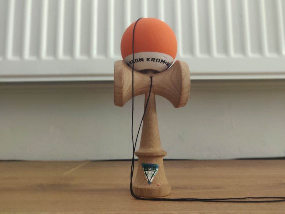 Kendama KROM Nouă - Portocaliu/Alb - Râmnicu Valcea