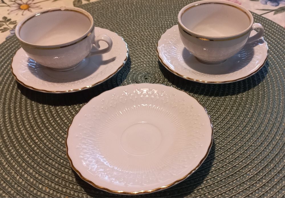 Непълен български порцеланов сервиз