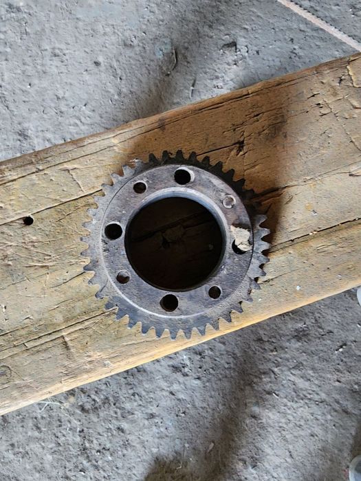 Комплект шестерней и барабан от грузовой лебёдки гусеничного крана МКГ