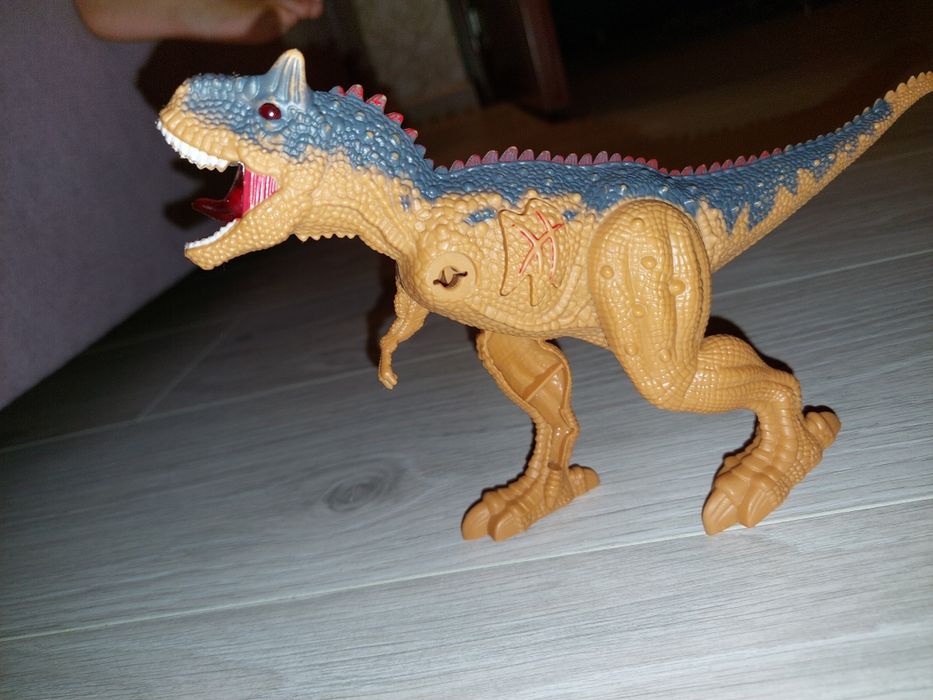 Dinozaur plastic lipsa o mana