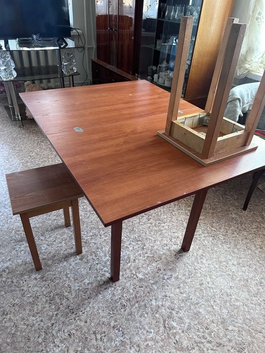 Стол кухонный со стульями