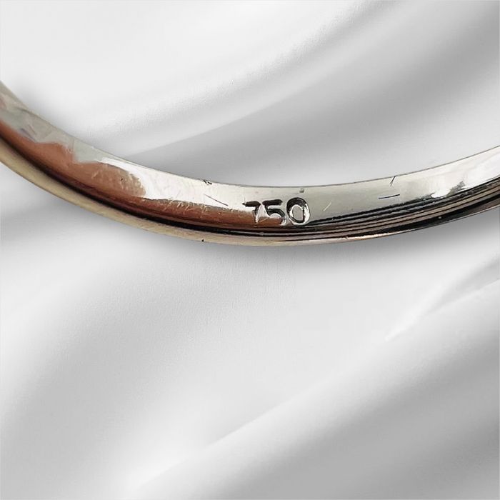 Златен годежен пръстен с диамант