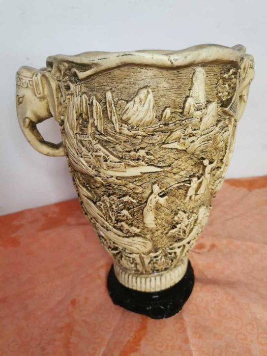 Vaza cu manere din cap de elefant