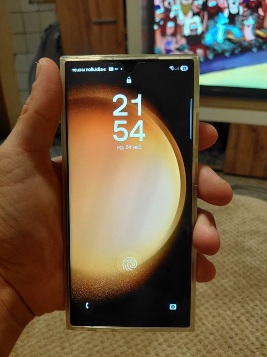 Samsung s23 ultra телефона е добро застояние телефона има зарядно и 4 гръбчета 512 гб е и 12 рам
