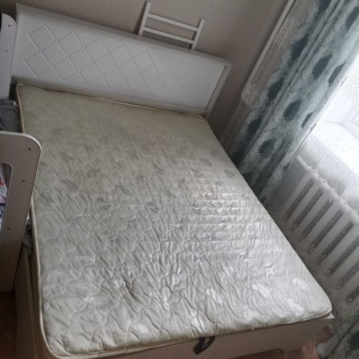 Кровать , шкаф с зеркалом