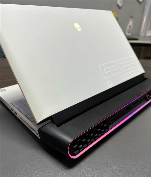 High Performance Alienware Area 51m Gaming Laptop Intel I7-9700K 32GB RAM 512GB SSD + 1TB HDD 144Hz English Keyboard