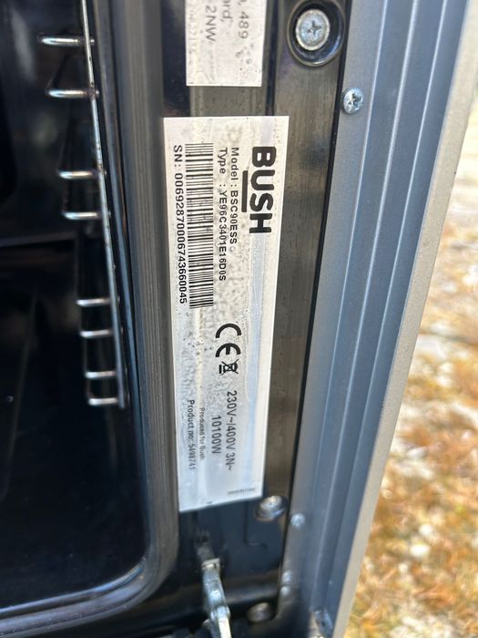 Готварска печка с керамични котлони и голяма фурна