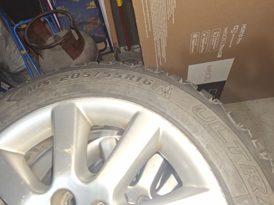 Диски с шинами на Авенсис