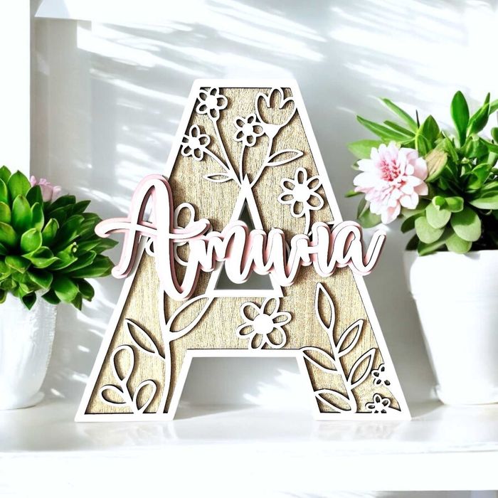 Персонализирана буква с име с нежни цветя