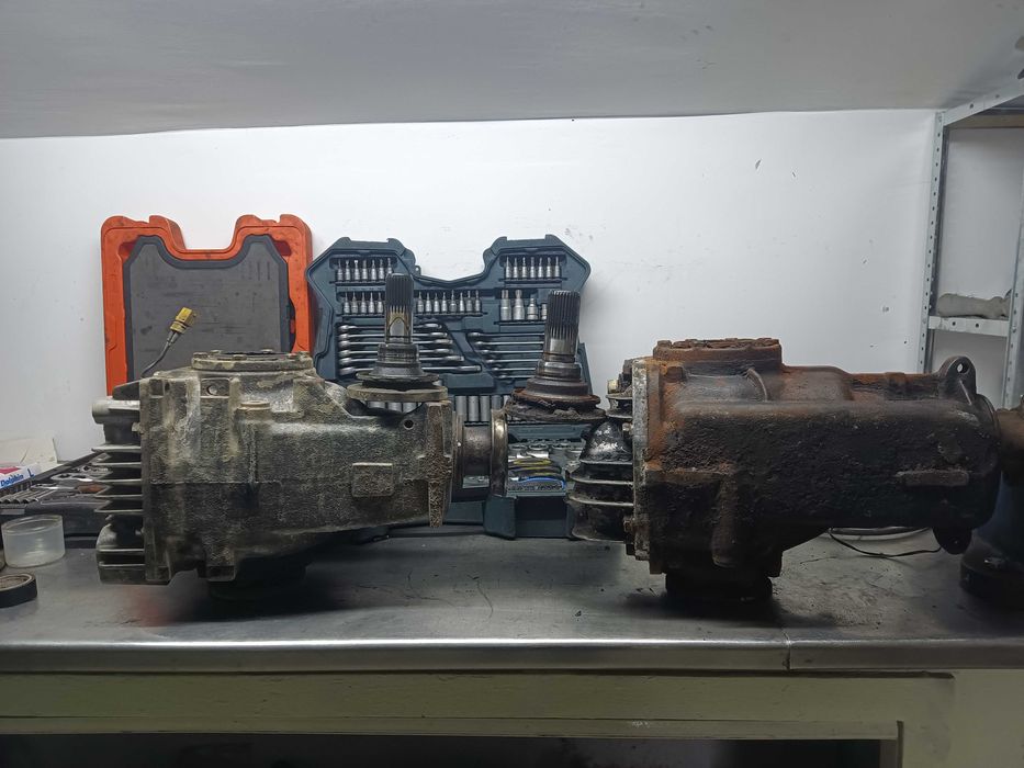 Шпер диференциал 210 БМВ е28 с число 3.07 (този от дясно на снимките)