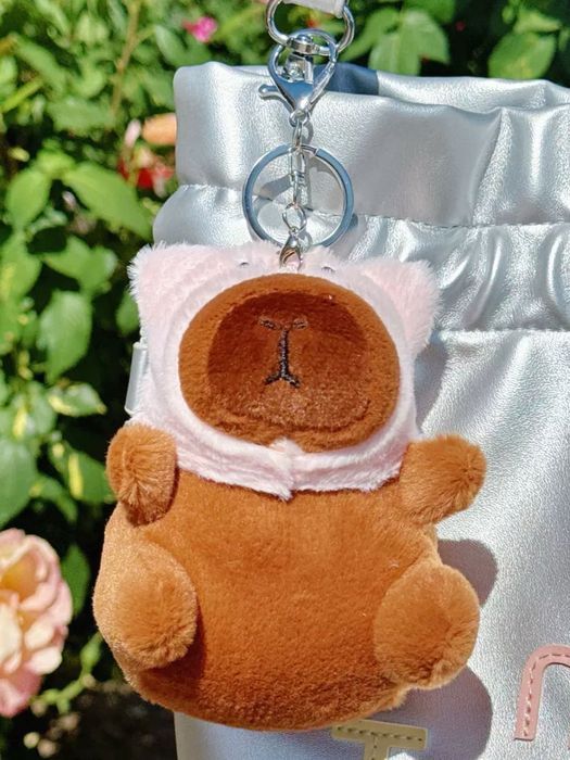 Очаровательный плюшевый брелок капибара