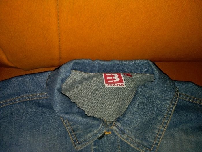 Vand geaca de blugi BERSHKA,de calitate ca noua pret 85 lei.