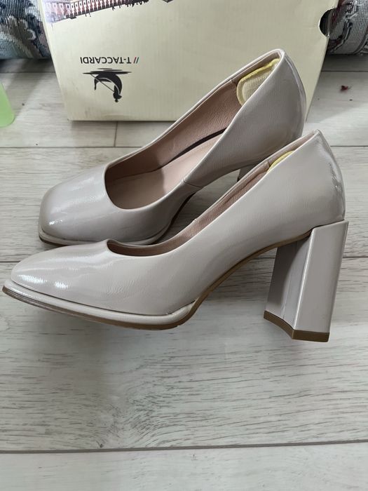 Туфли продам бежевые и черный