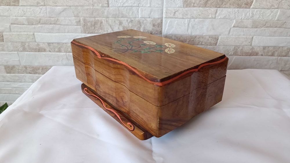 Стара дървена музикална кутия за бижута