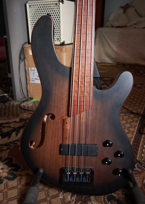Продам безладовую бас гитару Cort B4 FL
