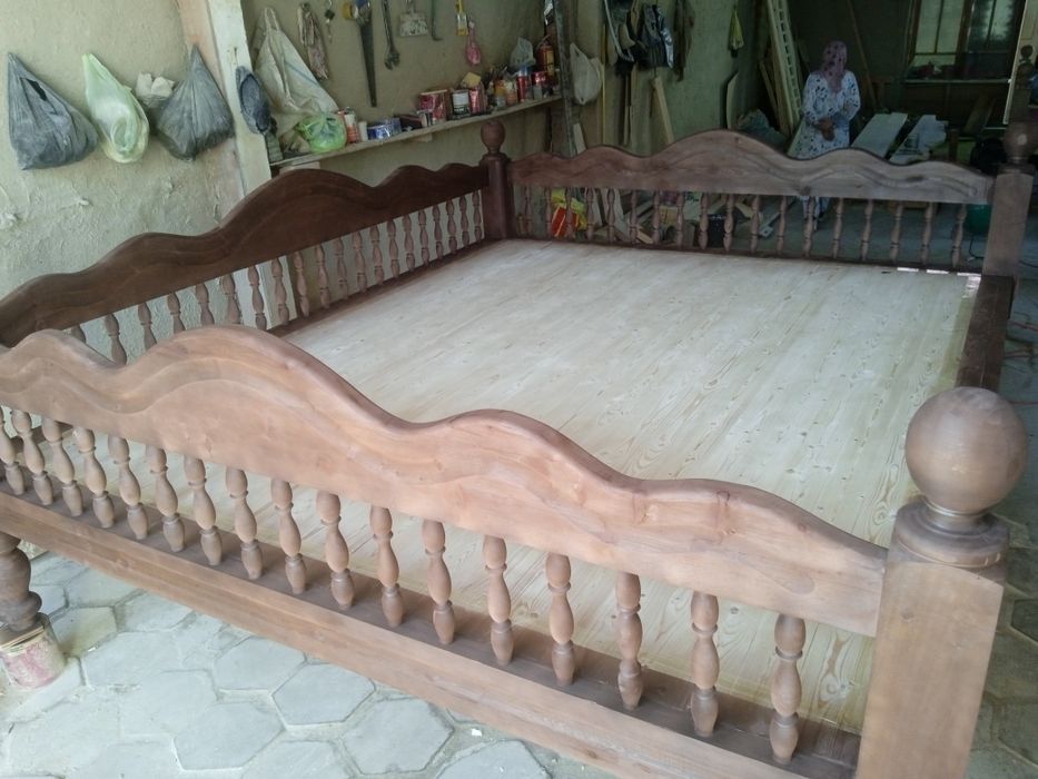 Ayol karavot burchagida otiradi (pornotoplam)