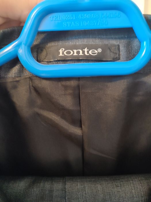 Vând costum bărbătesc de ocazie