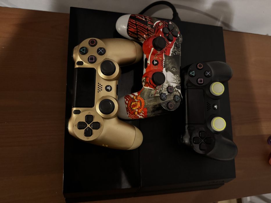 PlayStation 4 (PS 4)+3 controlere