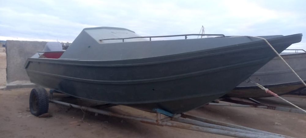 Лодка для рыбалки с мотором
