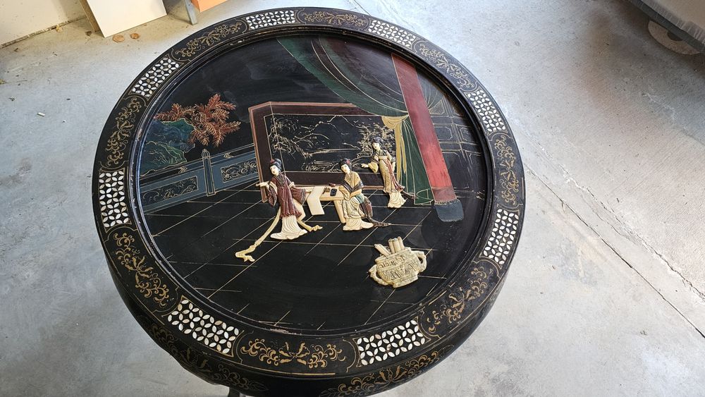 Черна азиатска антикварна маса за всекидневна с релефна сцена.