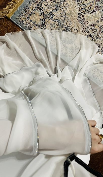 Красивая белая абая со стразами