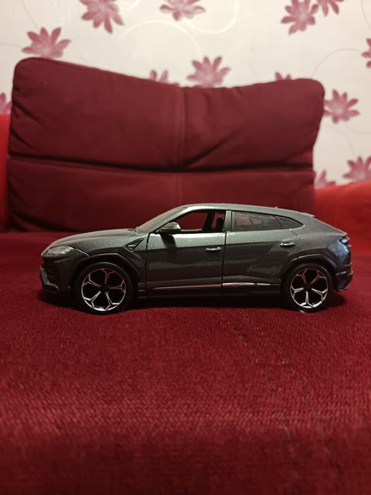 Vând macheta 1 24 Lamborghini Urus