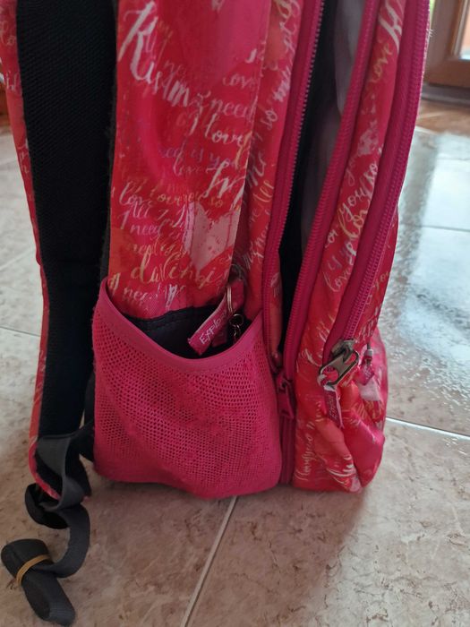 Продавам ученическа раница