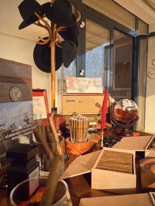 Luxury Cigar Bar + Elegant Selfie Mirror + Litere Volumetrice