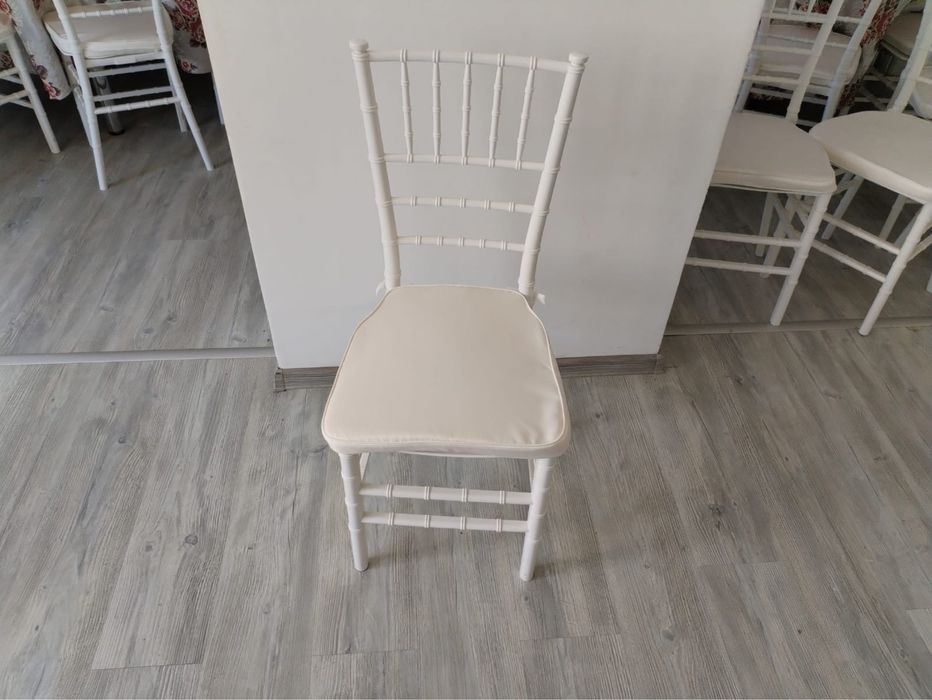 Mese rotunde si scaune chiavari