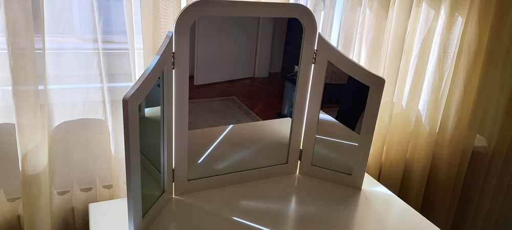 Oglinda pentru măsuță de toaletă