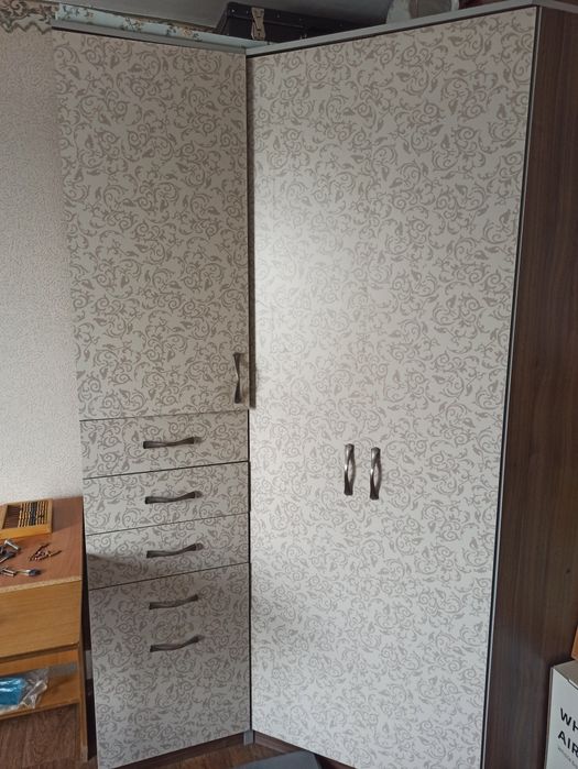 Продам угловой шкаф.