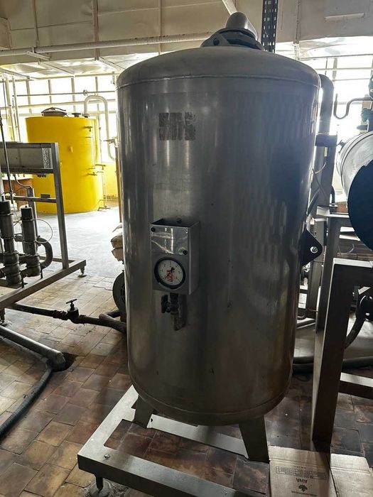 Реакторы из нержавеющей стали . Емкости эмалированные.