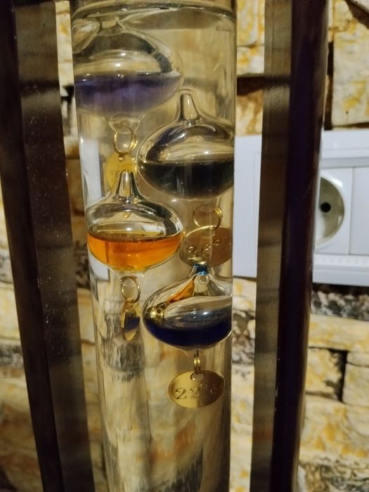 Vând termometru Galileo 41 cm/9,5cm model din lemn de cireș