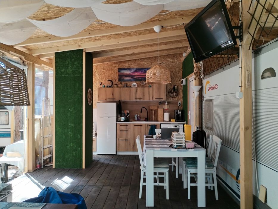 Продава Карава с навес