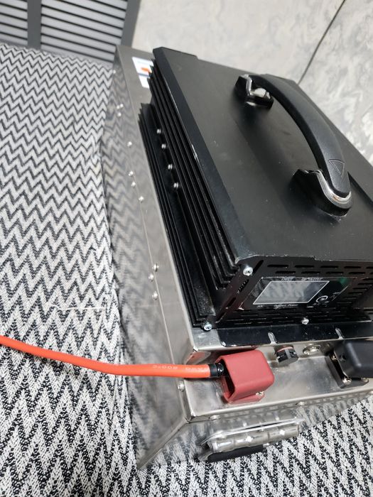 Инверторы все новое 8000вт  рассчитан можно снабжать дом светом