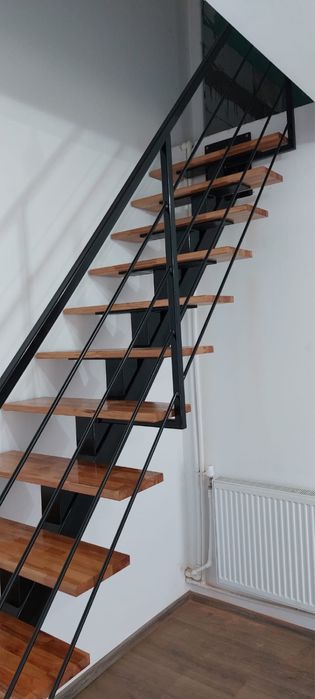 Scari interioare cu trepte din lemn