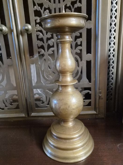 Sfeșnic antic de altar  din bronz masiv