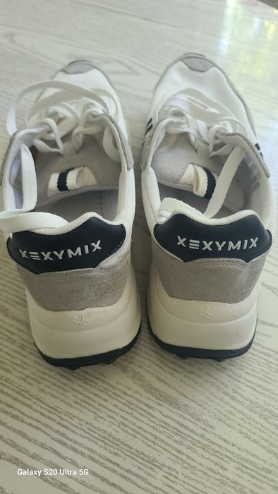 Продаётся кроссовка