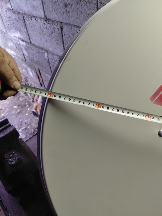 Сателитна чиния със конвертор и стойка