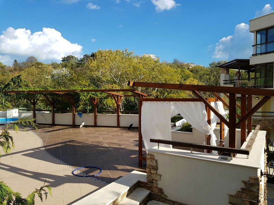 Дървени конструкции, перголи, декинг, ламперия.