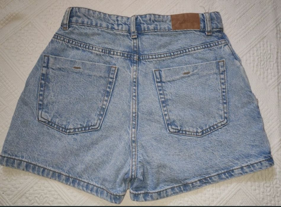 Pantaloni scurți denim mărimea 34. 
Dim:talie 34 cm x 2,lg.34 cm
