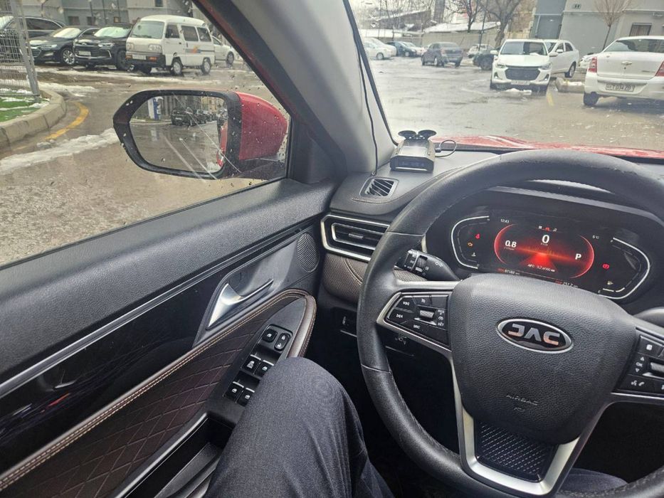 Jac j7 qizil rangda