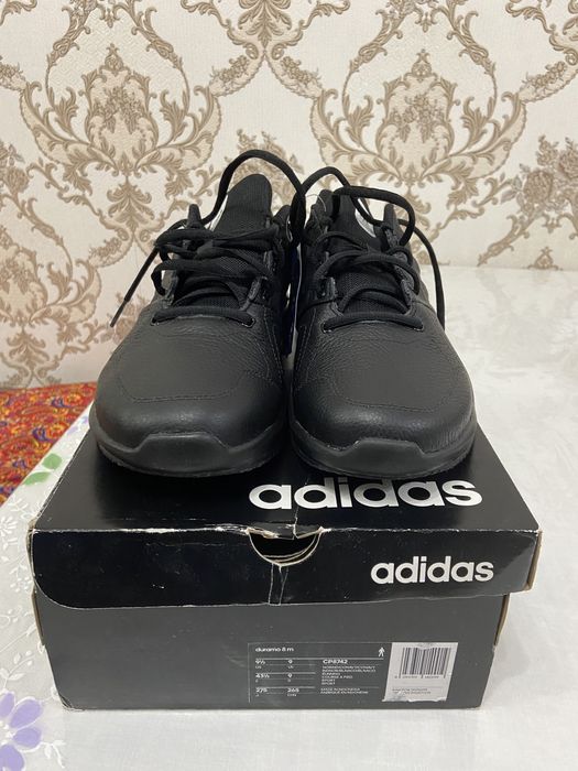 Красовки adidas.