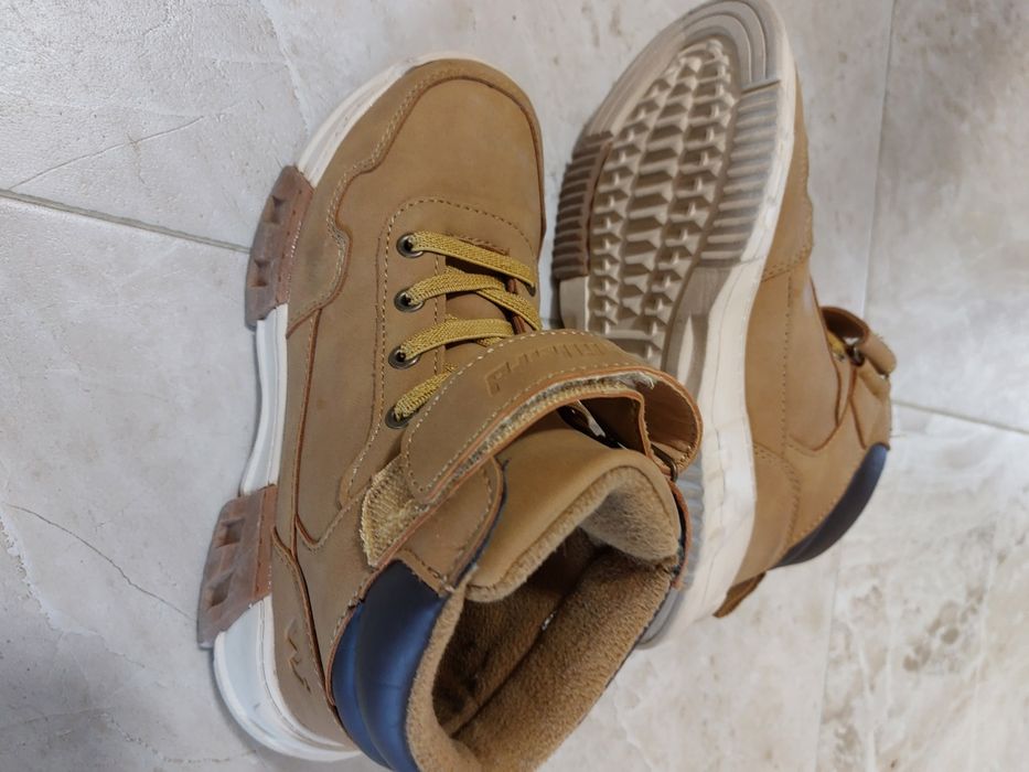 Продавам детски боти 34 номер.