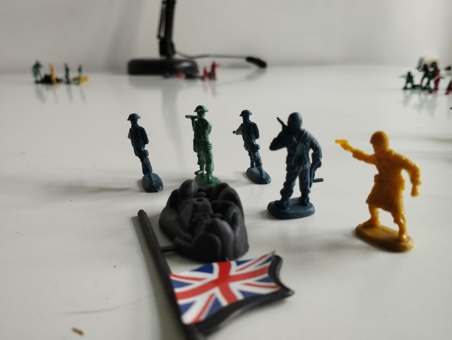 Игрушечные пластиковые солдатики